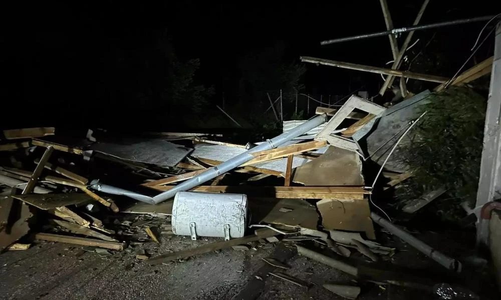 Βάρη: Ανεμοστρόβιλος άφησε χωρίς σπίτι εξαμελή οικογένεια - Προβλήματα σε πολλά σπίτια της περιοχής